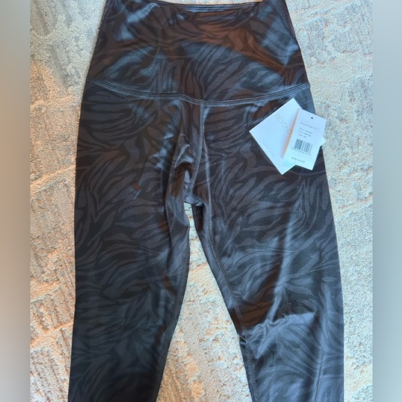 Beyond Yoga NEW High Waisted Zebra  Leggings Black Long‎ Length XXL 
RT $79 - Picture 3 of 5